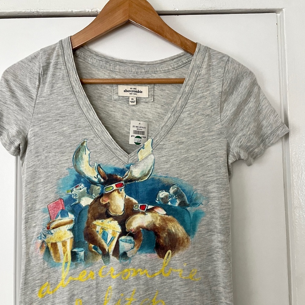 NWT Abercrombie & Fitch Graphic Moose V-Neck Tee Light Gray size XS/Small - Picture 4 of 5